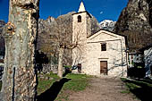 Val Codera. La chiesa romanica di Santa Eufemia nell'abitato di San Giorgio. 